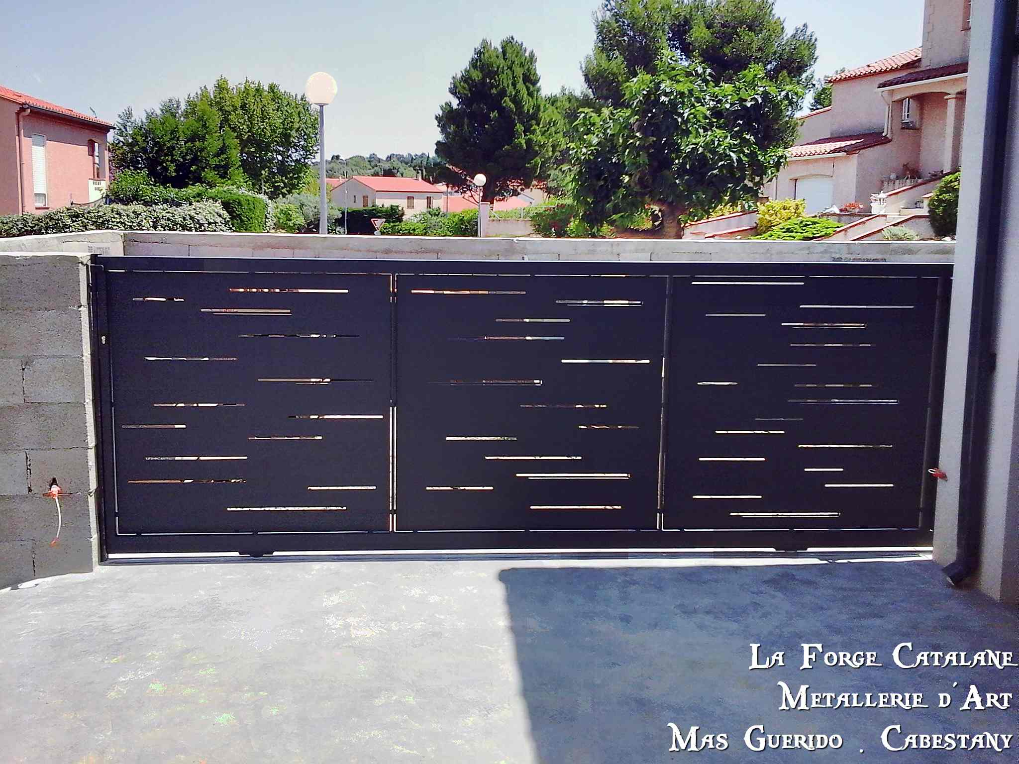 portail decoupe laser traits horizontaux forge catalane.jpg